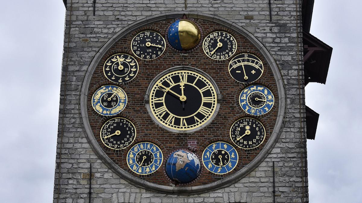 De Jubelklok met haar kleine wijzerplaten op de Zimmertoren in Lier